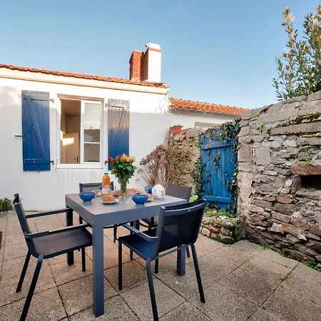 Semesterbostad Jolie Maison Avec Cour Pour 5 Personnes