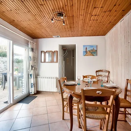 Semesterbostad Jolie Maison Avec Cour Pour 5 Personnes *