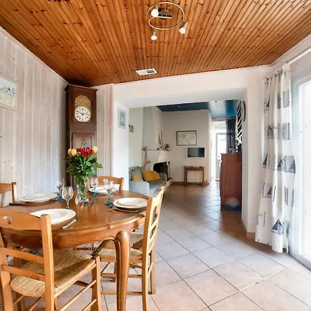 Jolie Maison Avec Cour Pour 5 Personnes Hébergement de vacances *