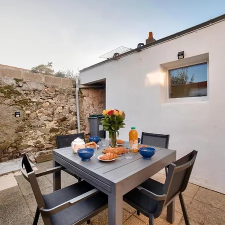Hébergement de vacances Jolie Maison Avec Cour Pour 5 Personnes *