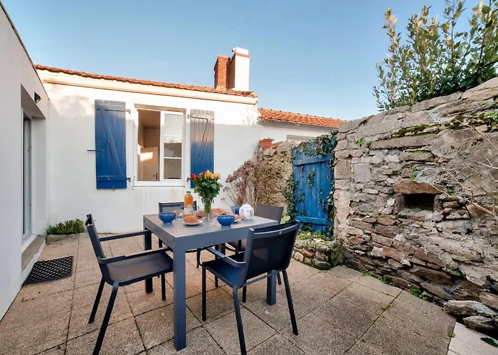 Semesterbostad Jolie Maison Avec Cour Pour 5 Personnes