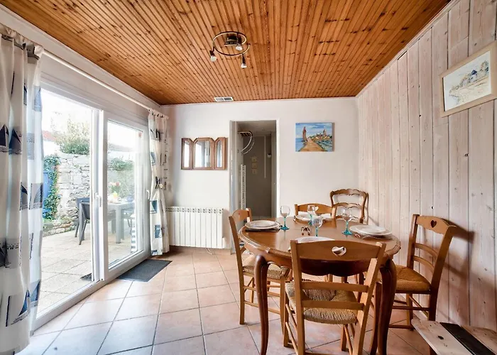 Semesterbostad Jolie Maison Avec Cour Pour 5 Personnes *