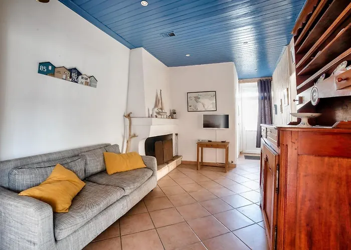 Semesterbostad Jolie Maison Avec Cour Pour 5 Personnes *